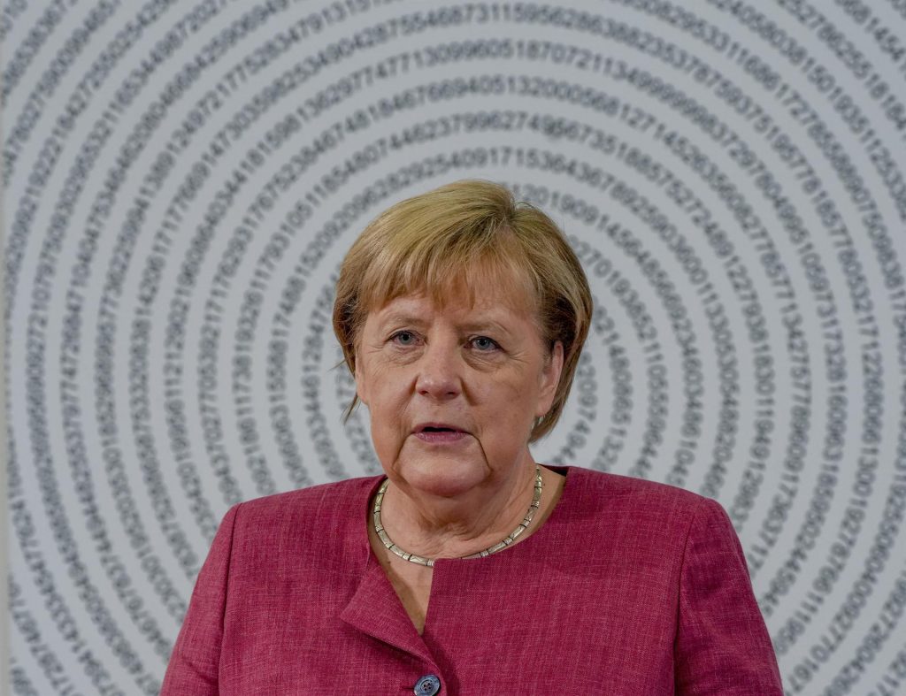 Merkel subraya que la evacuación está siendo "muy complicada"