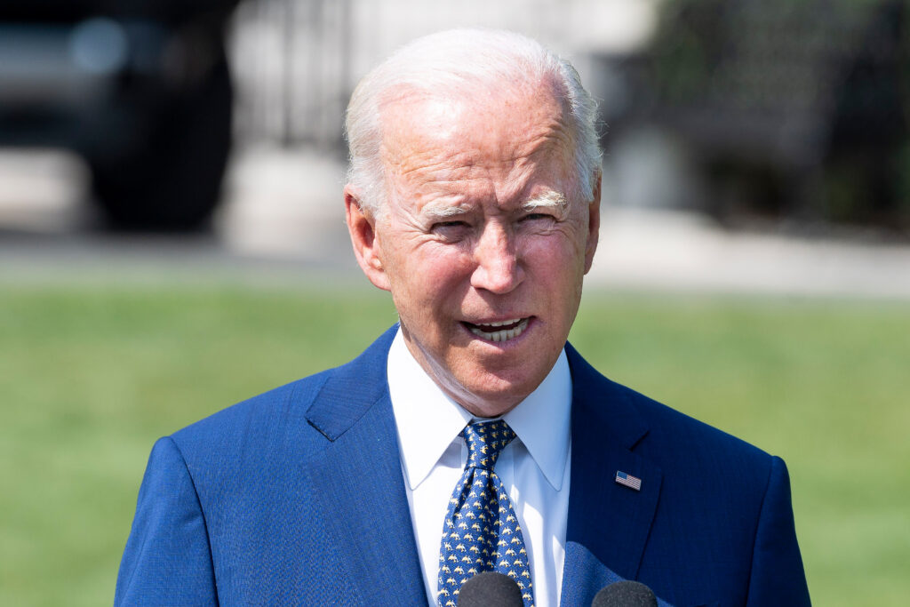 Biden promete liderar los esfuerzos para apoyar a los refugiados afganos
