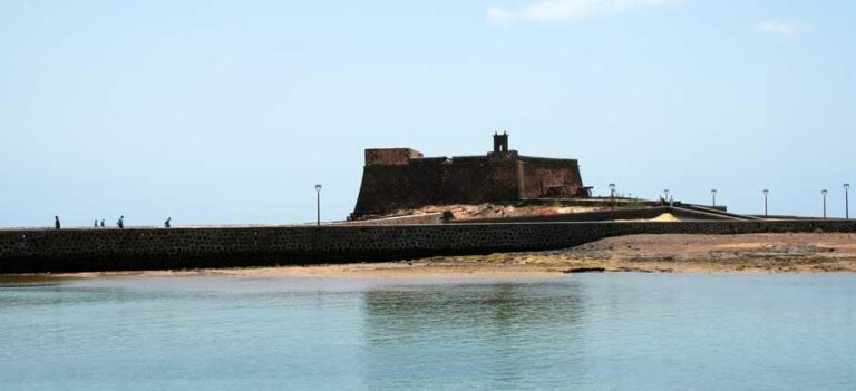 Arrecife limpia las pintadas en el Castillo de San Gabriel