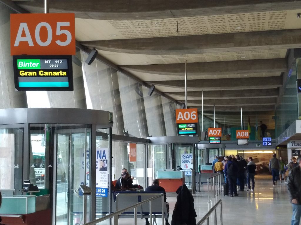 La ceniza obliga a cancelar ocho vuelos y desviar otros tantos en Tenerife Norte