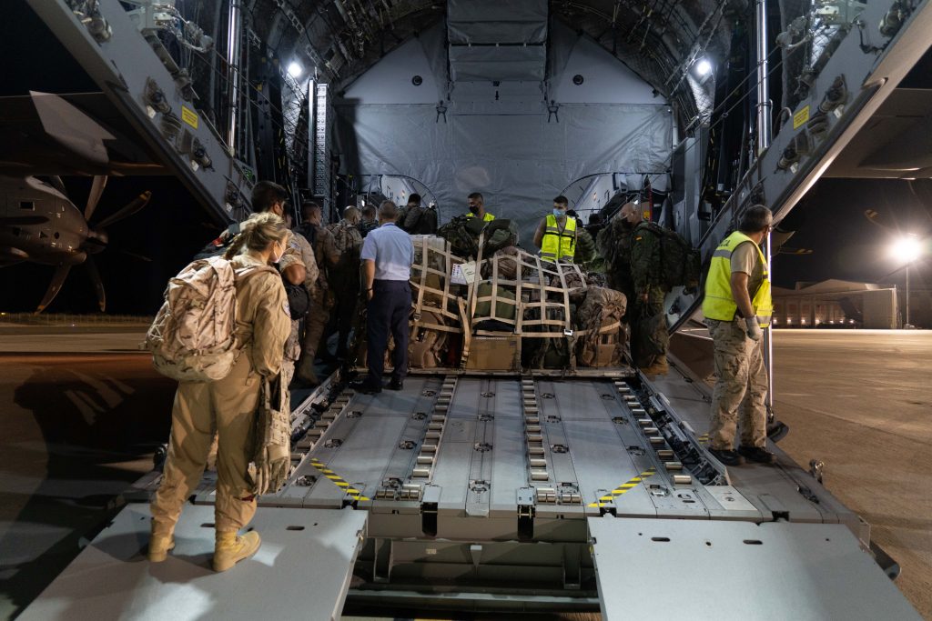 Vuela a España el segundo avión con otros 160 afganos evacuados 