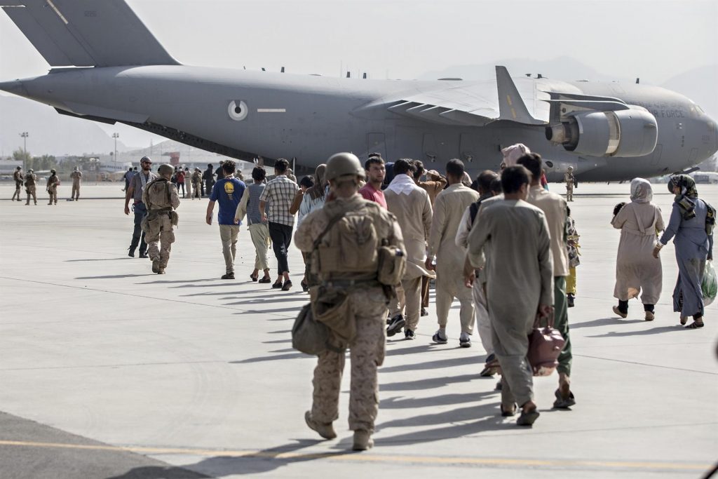 Más de 10.000 personas esperan la evacuación en el aeropuerto de Kabul