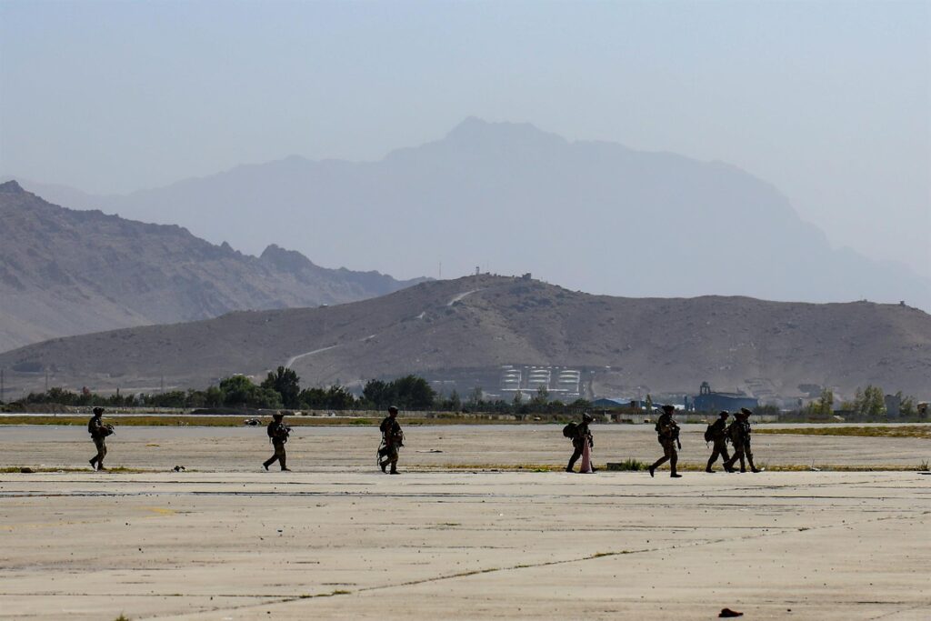 Aumentan a 110 los fallecidos por el doble atentado de Estado Islámico en el aeropuerto de Kabul