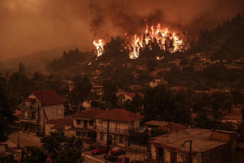 Grecia vive una noche "difícil" por el avance del gran incendio en la isla de Eubea