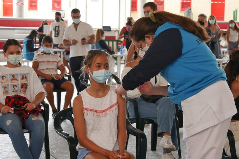 Los equipos de vacunación han administrado la vacuna contra la COVID-19 a más de 61.000 jóvenes de entre 12 y 19 años