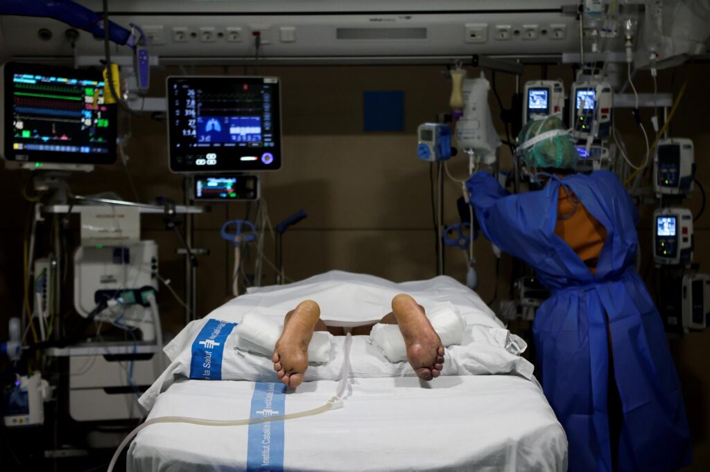 Poner a pacientes boca abajo reduce necesidad de intubación y su mortalidad
