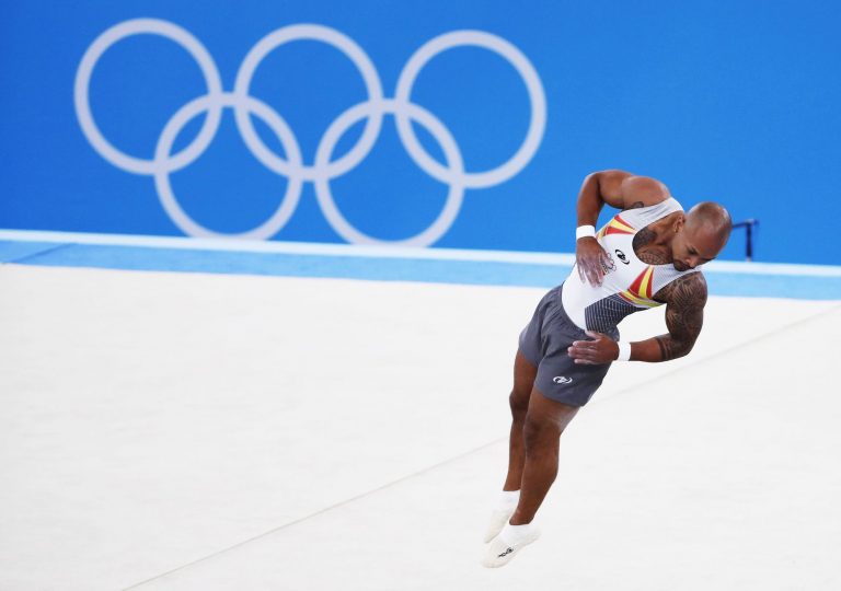 Ray Zapata gana la medalla de plata en suelo