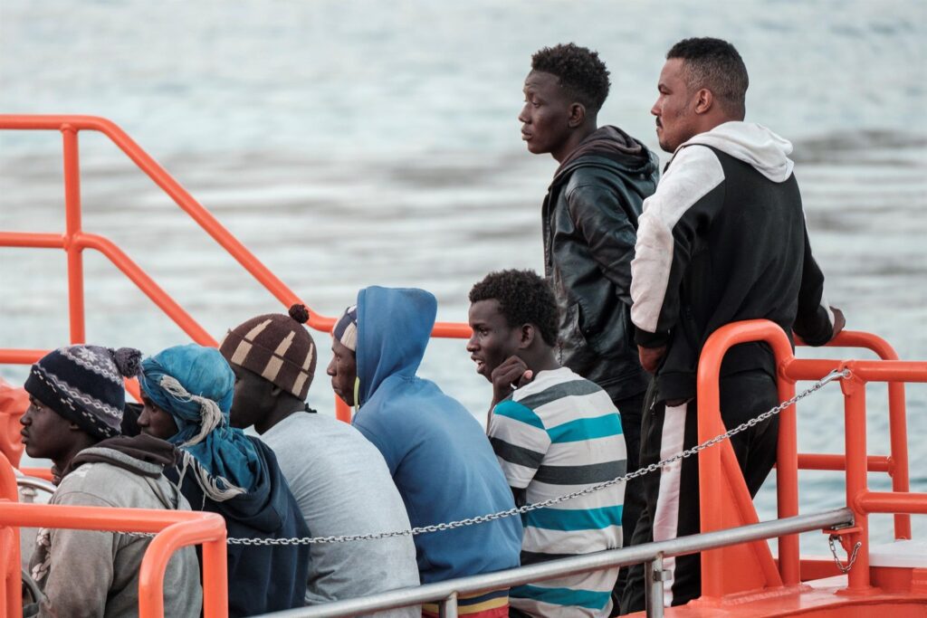 Salvamento rescata a once inmigrantes en un cayuco al sur de Gran Canaria