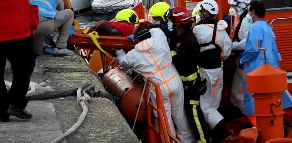 Tres hospitalizados tras el rescate de una patera con 56 personas en Gran Canaria