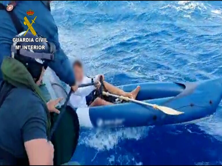 La Guardia Civil rescata al usuario de un Kayak a la deriva a 2,9 millas de Fuerteventura
