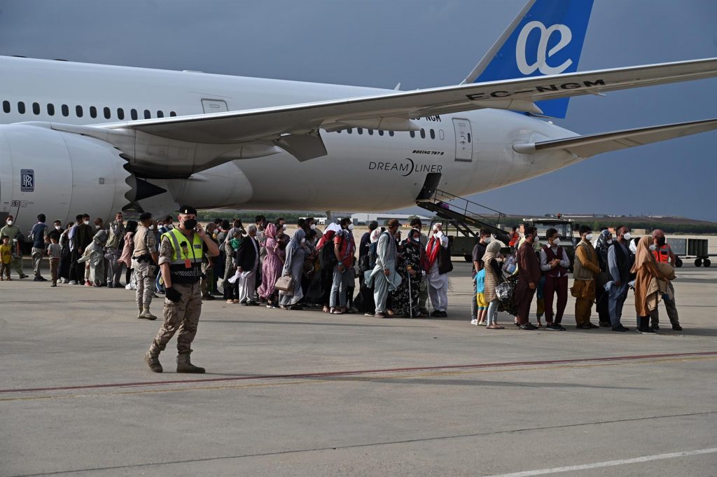 Llega otro avión con 260 afganos evacuados, entre ellos 14 bebés