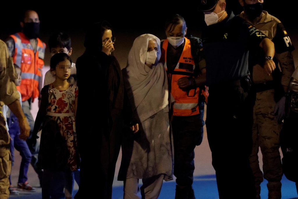Piden asilo en España 354 afganos de los 555 llegados desde el jueves