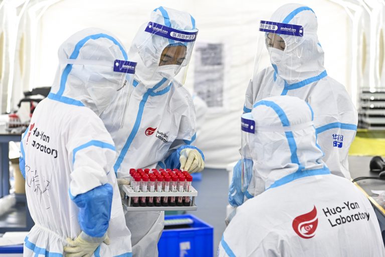 China critica a EEUU por «politizar» el rastreo del origen del coronavirus