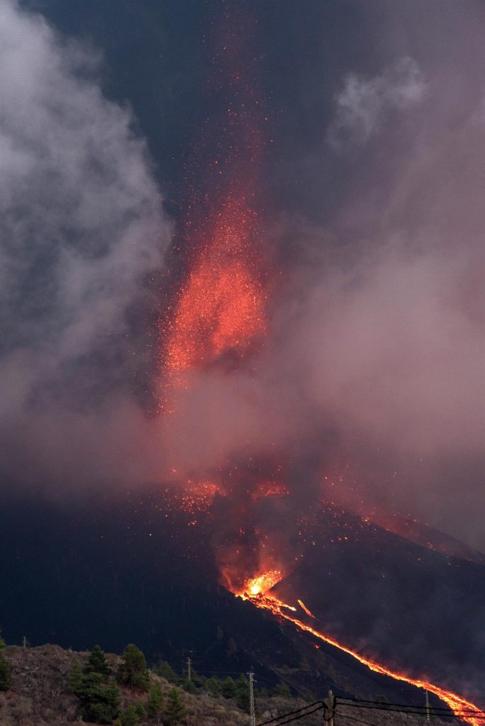 El volcán intensifica su actividad, pero se mantiene dentro de una erupción típica canaria
