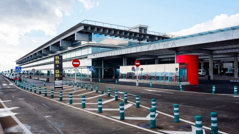 Inoperativo el aeropuerto de La Palma por acumulación de cenizas