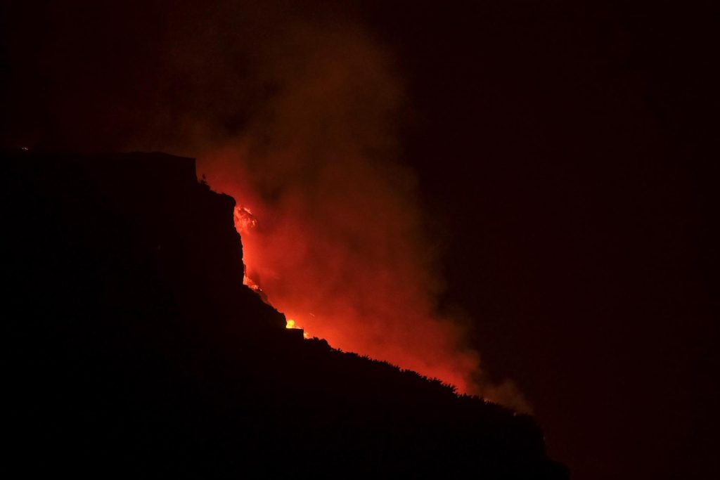 La lava llega al mar