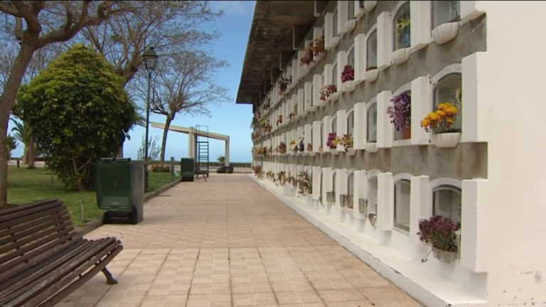 El cementerio de Las Manchas se salva, pero no se puede acceder