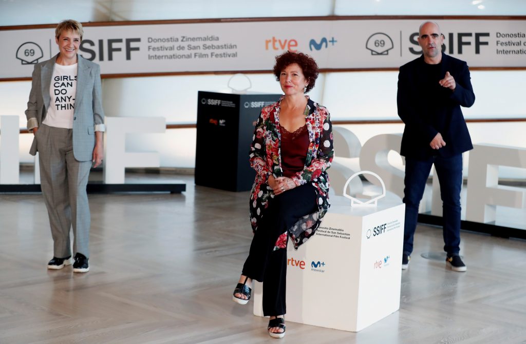 La realizadora, Icíar Bollaín (c), posa junto a los actores, Blanca Portillo (i), y Luis Tosar (d), tras presentar su película "Maixabel", durante la 69 Edición del Festival Internacional de Cine de San Sebastián.