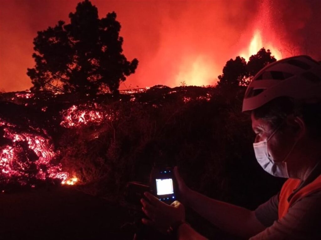 Carmen Romero, especializada en erupciones históricas de Canarias, ha dicho  que lo que más impresión le ha causado tras la erupción del volcán en La Palma ha sido ver desaparecer las casas bajo la lava