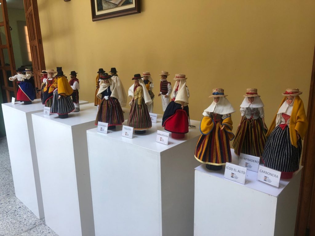 La Guancha acoge una muestra de muñequería con trajes tradicionales