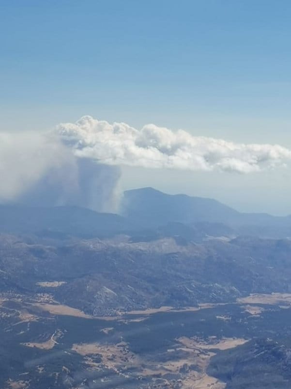 La población de las localidades malagueñas de Genalguacil y Jubrique confinada por el incendio en Sierra Bermeja