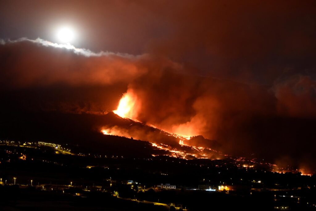 La lava de la erupción cubre 106 hectáreas y destruye 166 viviendas