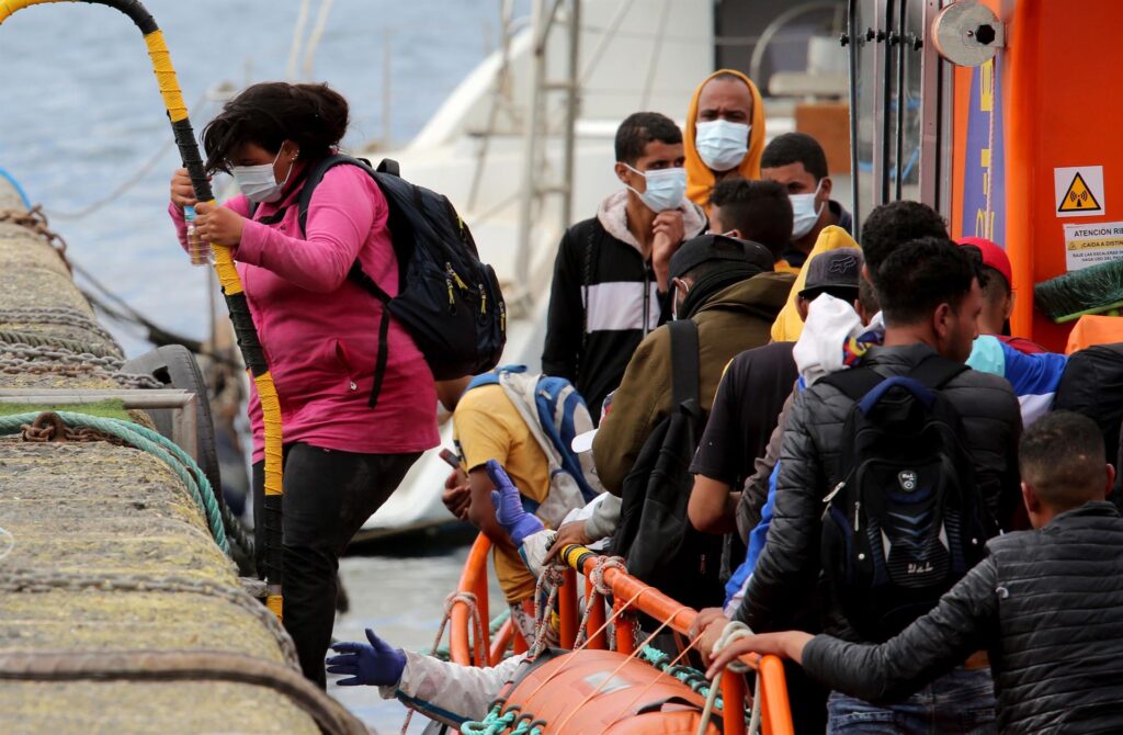 Llegan dos embarcaciones con 97 migrantes a Gran Canaria y El Hierro