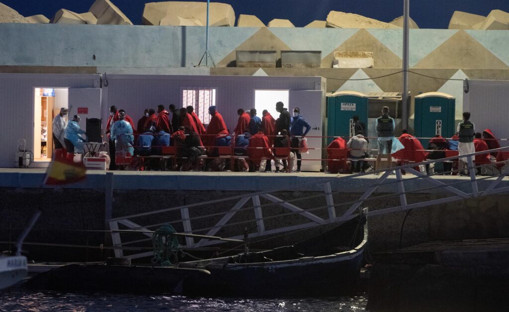 Llegan a Fuerteventura 59 migrantes rescatados de una neumática