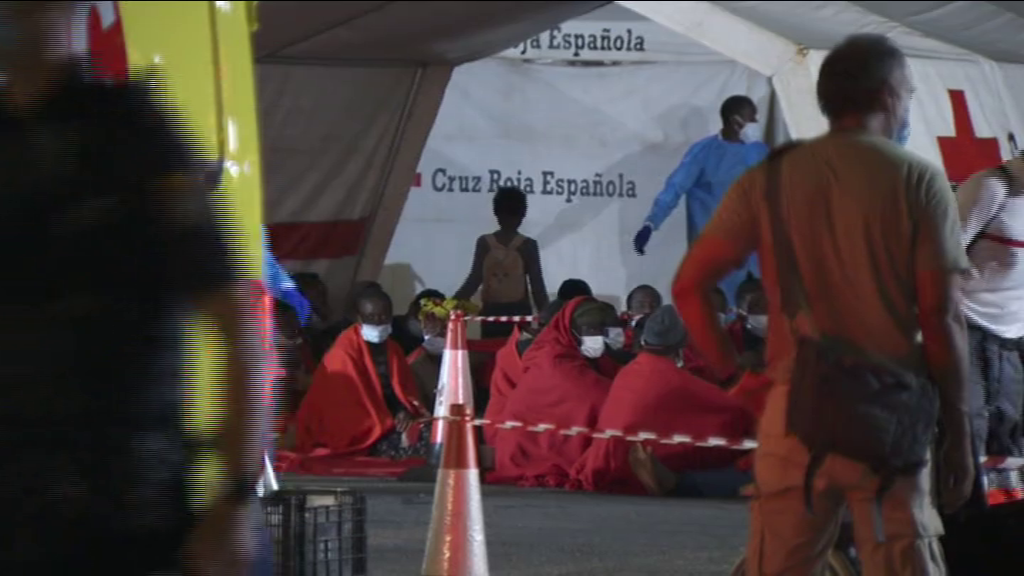 Salvamento intercepta dos nuevas pateras con 87 migrantes a bordo