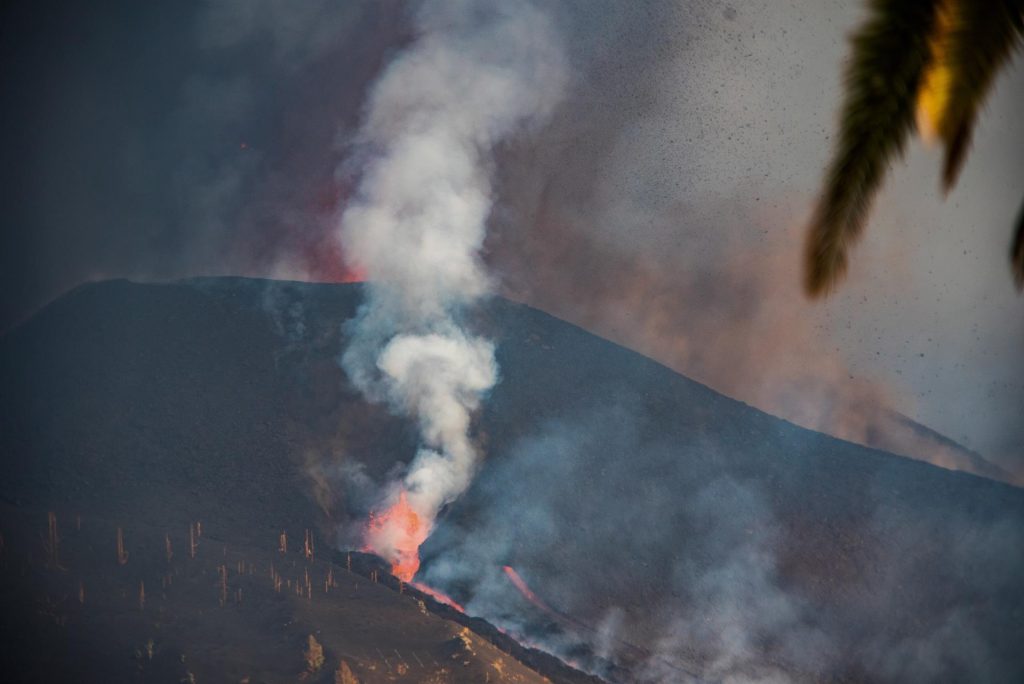 Morcuende considera que las emisiones que van apareciendo en La Palma son habituales en los volcanes de Canarias 
