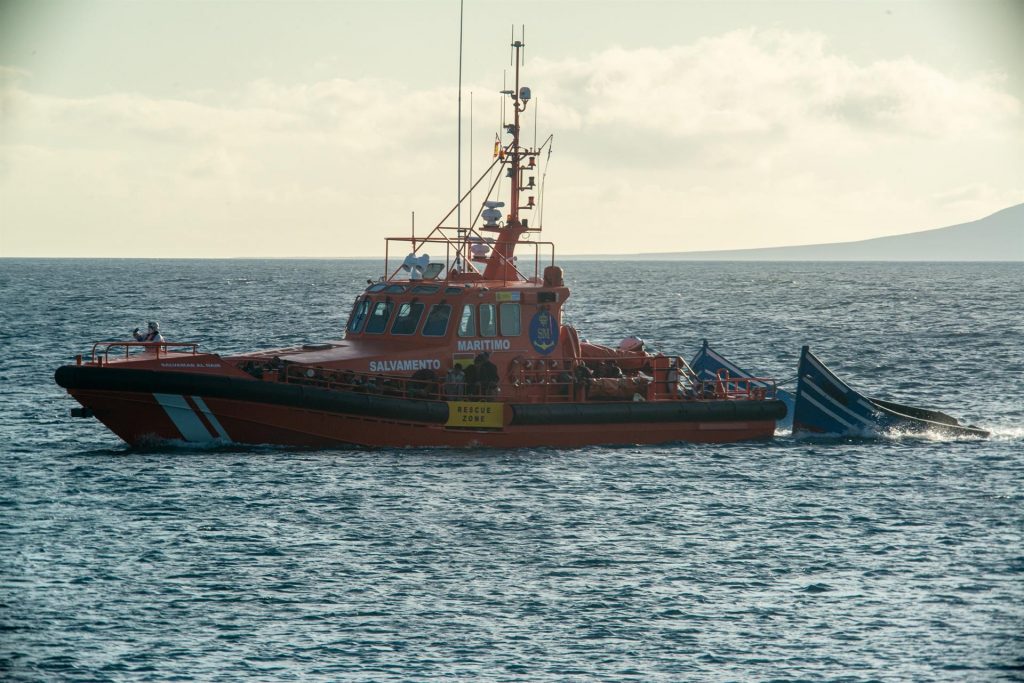 Salvamento rescata a 45 ocupantes de una neumática al este de Lanzarote