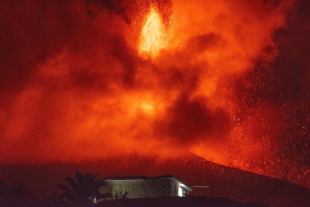 Piden calma ante las explosiones del volcán y retirar ceniza de las azoteas