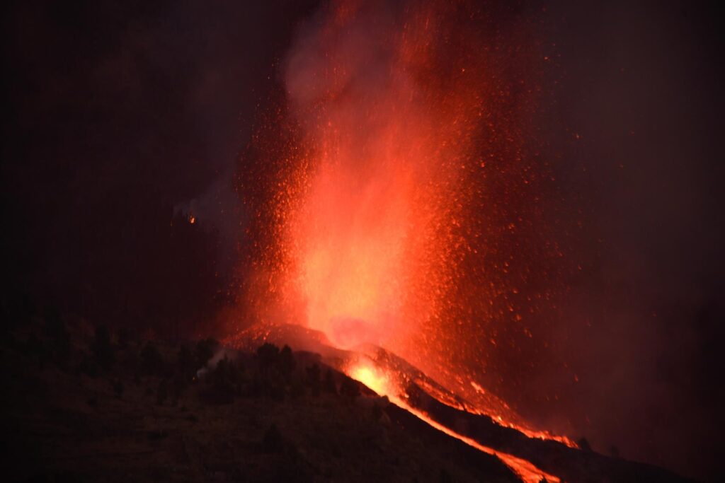 Prevén explosiones y emisión de gases nocivos cuando la lava llegue al mar