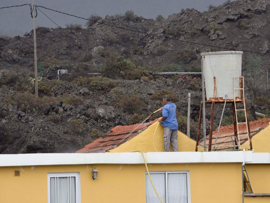 Medio centenar de voluntarios vascos acuden a La Palma para limpiar cenizas