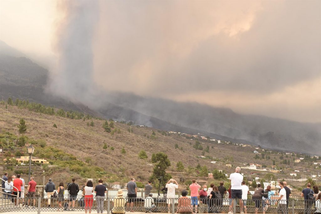 Lágrimas y nerviosismo entre los vecinos afectados por el volcán