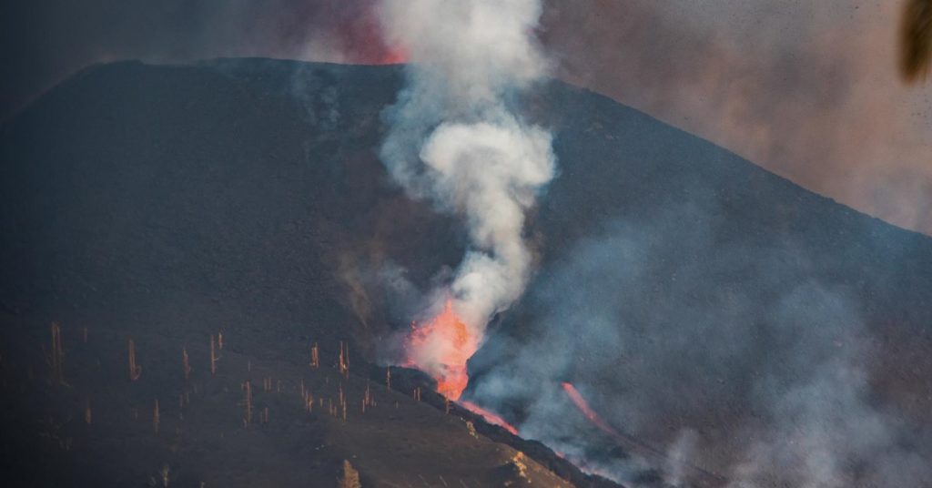 El volcán de La Palma abre dos nuevas bocas que expulsan lava fluida