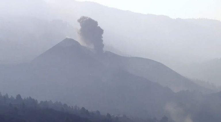 El volcán de La Palma vuelve a emitir lava y cenizas