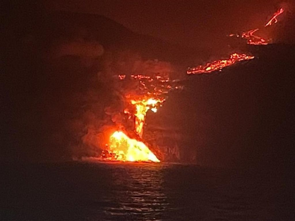 La lava llega al mar