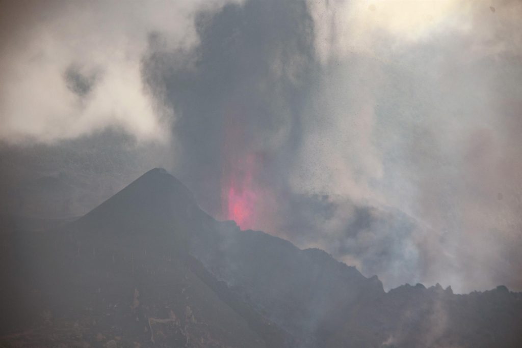 Vivir con el volcán, una semana de desolación, de duelo y de silencio