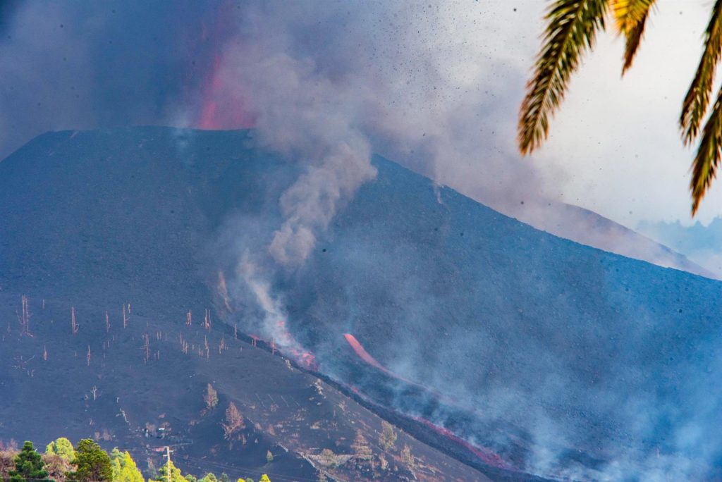 El volcán de La Palma mantiene cuatro centros emisores y dos coladas