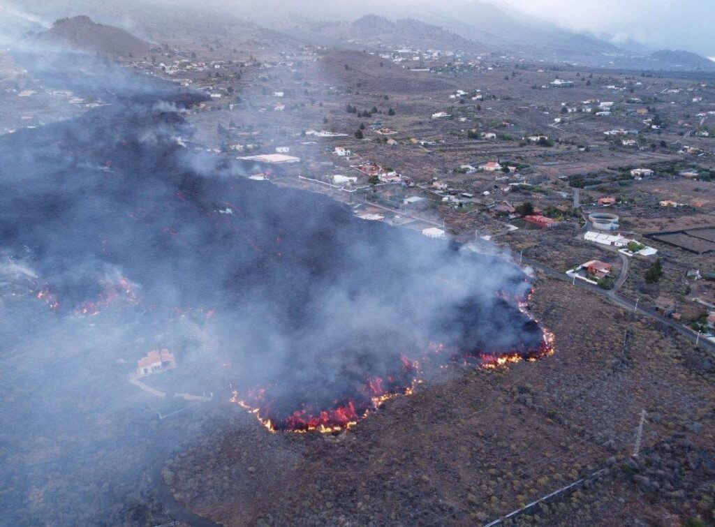 Vuelven a sus casas tras dos meses evacuados por el volcán