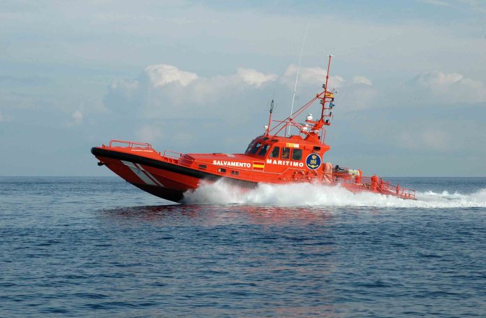 Salvamento Marítimo ha rescatado a otras 125 personas a bordo de tres nuevas pateras en la tarde de este jueves en aguas próximas a Gran Canaria y Lanzarote. Entre ellos, doce niños