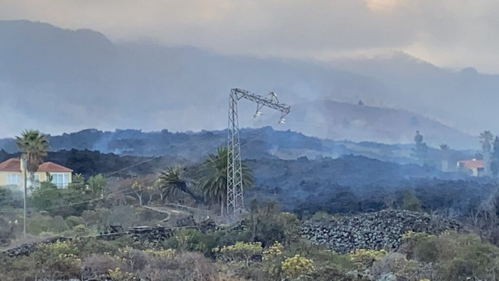 Siete carreteras cortadas y un colegio sepultado por la lava en La Palma