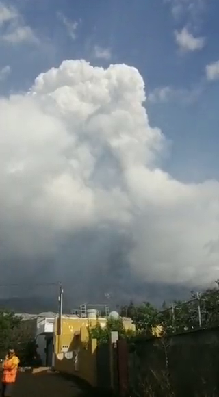 Registran varias explosiones potentes en el volcán de La Palma