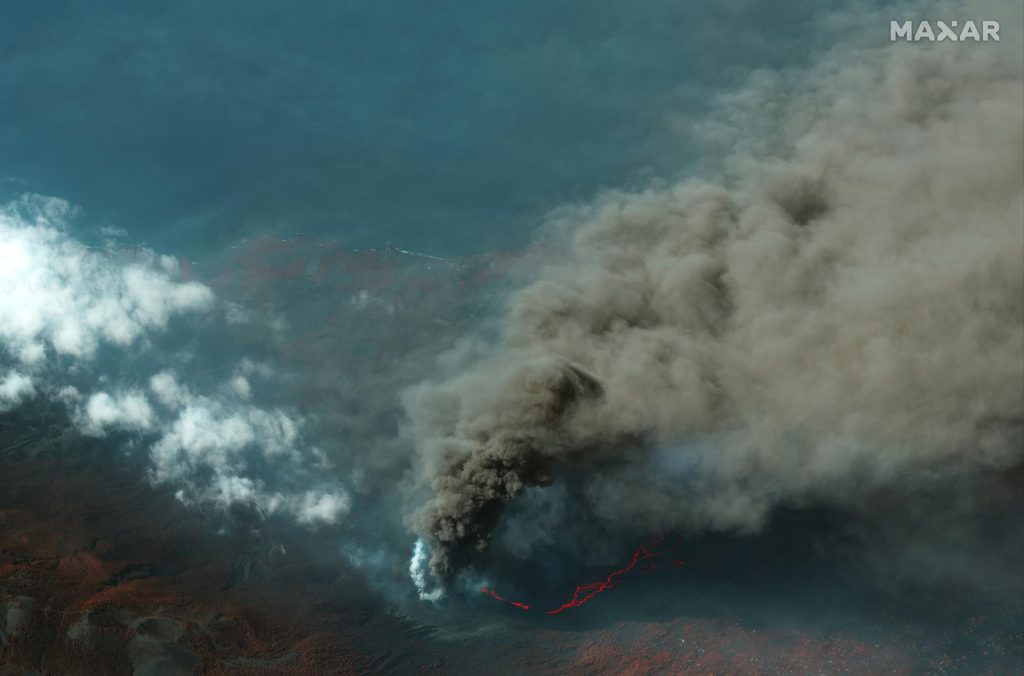 El volcán de La Palma abre una nueva boca al sureste