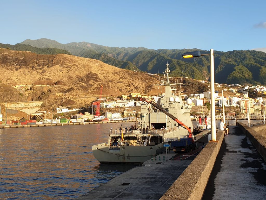 Llega a Santa Cruz de La Palma el buque de la Armada con el material para las desaladoras