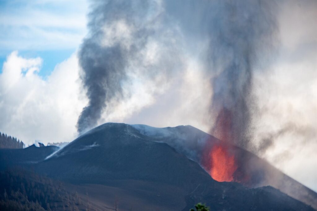 Comienza a remitir la elevación del suelo cerca del cono del volcán