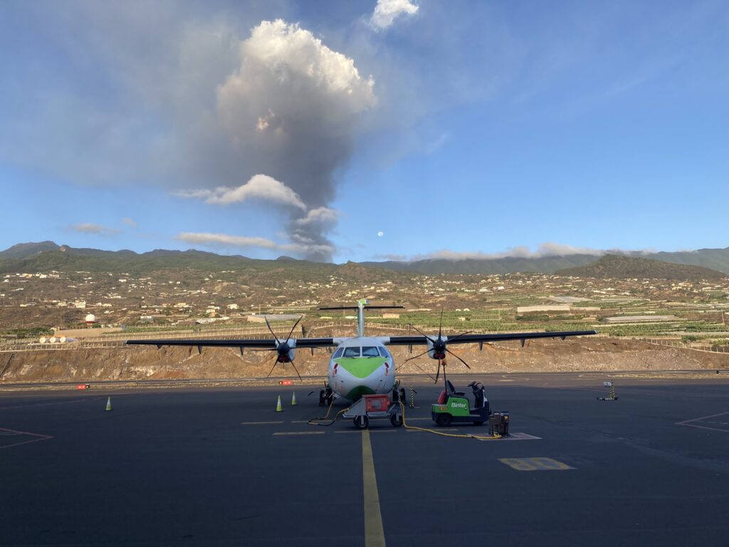 El aeropuerto de La Palma está operativo pero empiezan los retrasos