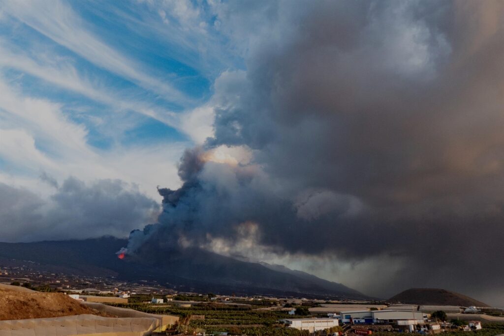 El cono principal del volcán se rompe de nuevo y preocupa la calidad del aire