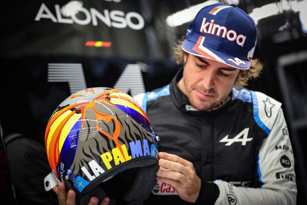 Fernando Alonso competirá este fin de semana con un casco por La Palma